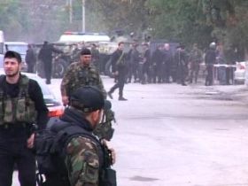 Вооруженные люди в Грозном. Фото с сайта chaspik.spb.ru