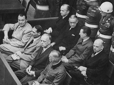 Карл Дёниц в числе прочих военных преступников в Нюрнберге. Источник - http://ru.wikipedia.org/
