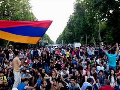 Протестующие в Ереване, пр. Маршала Баграмяна, 26.6.15. Фото: twitter.com/shelomovskiy