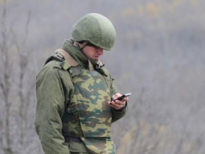 Военный с телефоном. Фото: vpk.name