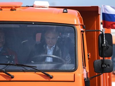 Владимир Путин едет по Крымскому мосту. Фото: Григорий Сысоев / РИА Новости