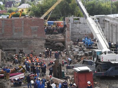 Сотрудники МЧС разбирают перекрытия, рухнувшие в строящемся здании в Новосибирске, 28 августа 2019 года. Фото: Александр Кряжев / РИА "Новости"