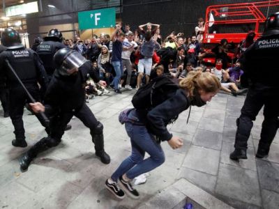 Испанская полиция в ходе разгона мирных протестов в Каталонии, окт. 2019. Фото: Reuters