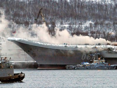 Пожар на крейсере "Адмирал Кузнецов". Фото: Лев Федосеев / ТАСС