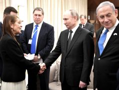 В.Путин, Б.Нетанияху и Я.Иссахар, мать Наамы Иссахар (встреча в ходе визита В.Путина в Израиль): kremlin.ru