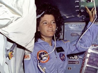 Салли Райд, первая женщина-астронавт США, в кабине шаттла (1983). Фото: ru.wikipedia.org
