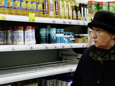 Покупательница в продуктовом магазине в Москве. Фото: Анастасия Гнединская / РИА Новости