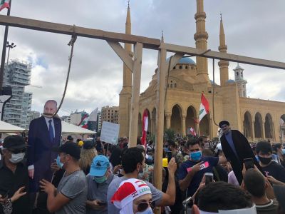 Протестующие ливанцы вешают изображения президента Ауна и Хасана Насраллы ("Хезболла"), 8.08.2020. Фото: t.me/AssadStash