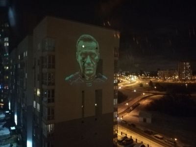 Портрет Навального, световая проекция на здании в Минске. Фото: www.facebook.com/azgatter