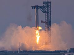 Посадка первой ступени ракеты Starship на башню Mechazilla. Фото: John Kraus, t.me/starbasepost